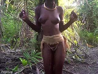 Babe africaine parfaite peau noire danse à moitié à poil au village 😍🌿