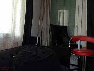 Camgirl Karina parie que tu jouis en premier en écartant large dehors perds-tu le contrôle