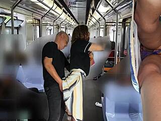 Exhibition chaude en train public tourne en doigtage chatte anal bus chantage