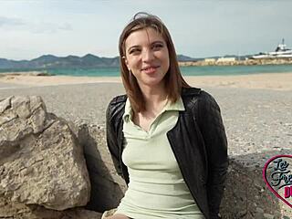 Les courbes coquines de Martina tentent deux mecs chauds pour du fun débridé