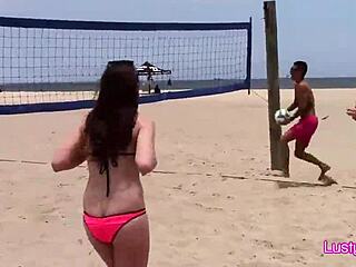 Hey, volley de plage mène à partouze bikini piscine avec copines