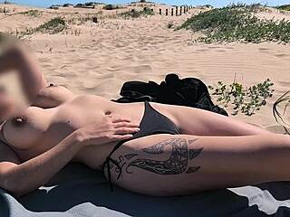 Latina esseulée exhibe son cul en levrette sur plage nudiste