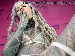 Watch this insane threesome DAP with huge squirt and brutal deepthroat!