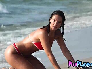 Joelina 100 naturelle se déshabille en lingerie à la plage expose ses nichons et cul sexy 18+