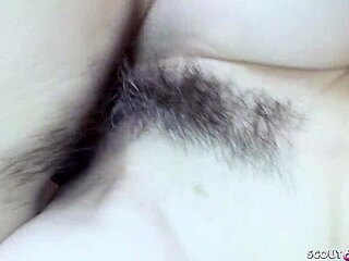 Jolie gilf japonaise aux petits seins chope pour creampie profond dans vieille chatte poilue