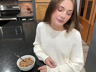 Vitrega calareste pe Scott Stark cu creampie in fantezie de casa
