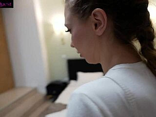 Elle voulait juste une douche mais finit sur sa bite