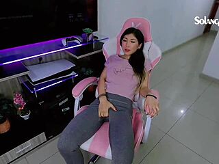 Orgasme sur chaise gaming, regarde-moi tremper mon legging