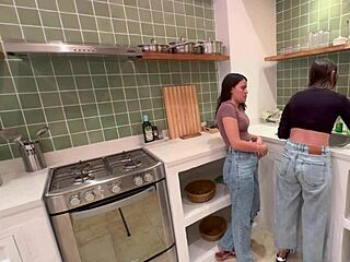 زوجة الأب بتلحس كسي المبلول في المطبخ