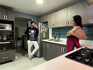 Mi novio se va y su amigo me folla en la cocina