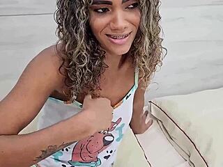 Belle-fille supplie son beau-père pour son premier anal
