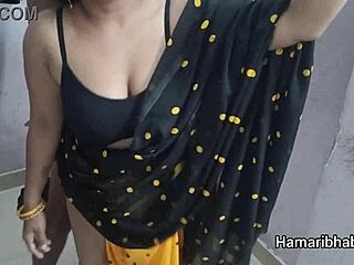 Bhabhi indiana desi alza il sari per sesso hardcore
