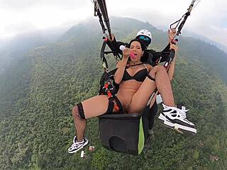 Je jouis en squirt délicieux en parapente