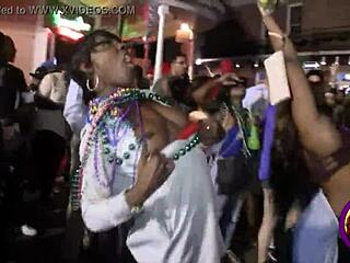 Mardi Gras i New Orleans blinker offentligt