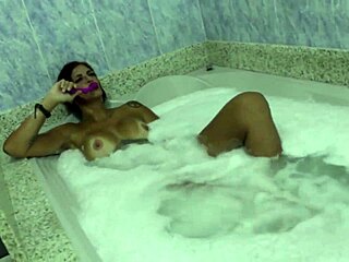 It’s a pleasure to watch Melissa Devassa during her alone time with playtime she always takes in the bathtub