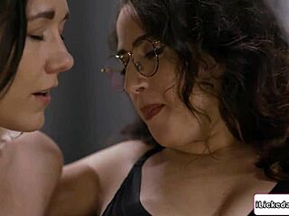 Lesbian dengan vagina berbulu menikmati seks oral dan masturbasi