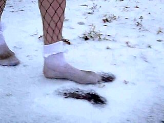 Sexual suggestiveness of heels and ticklish teasing of knees in snowy fetish production