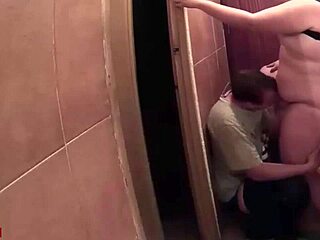 Horny couple enjoys cunt action in the hall