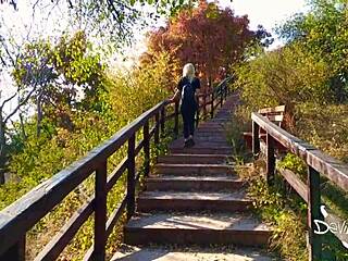 Julia Rain, une inconnue blonde, me fait une pipe en plein air