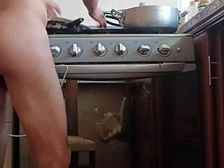 Hombre bisexual se prepara para comer mientras se baña