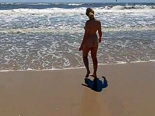 Blond amateur met een grote kont masturbeert in het openbaar op het strand