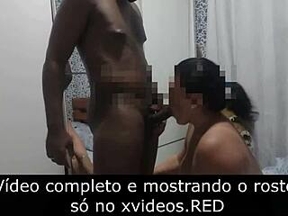 Neste vídeo vermelho, dupla penetração e menage com uma esposa latina e o homem com quem ela casou