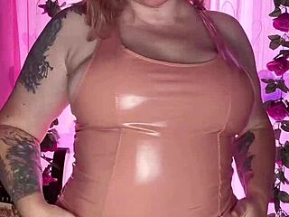 Latex play: Big ass MILF in a latex dress