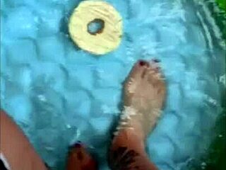 Solo gay video: Lotty’s feet by the pool with the wrinkles for him