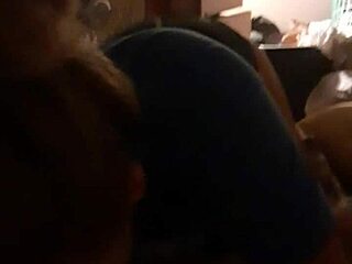 Blonde Sexbombe gibt einem dicken Schwanz einen Deepthroat Blowjob