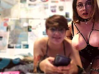 Busty girl streamer se ujame s svojo kozmetiko