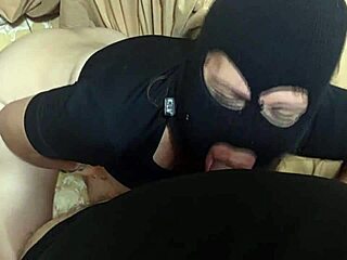 الرجل العجوز يحصل على اللسان من الرجل الأصغر سنا قبل الذهاب إلى العمل .