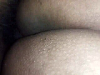 Travesti con un culo tremendamente grande follada analmente en un video casero