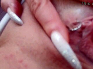 Brune femdom chevauche visage en session BDSM intense