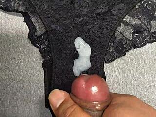 me corr� sobre los calzones negros de encaje de mi mejor amiga while masturbating