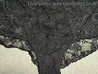 me corr� sobre los calzones negros de encaje de mi mejor amiga while masturbating