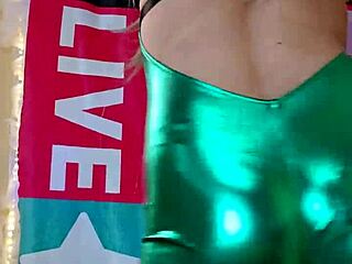 Jugando con mi polla en travesti caliente