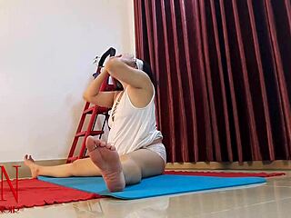 Regina Noir bogel untuk kecergasan, latihan yoga. Brunette berlekuk