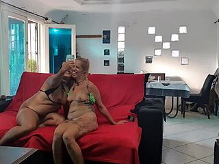 Duas camgirls lésbicas, Fada mel e Caiu no wats, se envolvem em uma cena quente com brincadeiras com o cu e um elemento único de fetiche de cabelo