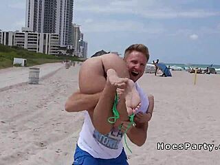 Amateurgroep heeft plezier op het strand en flitst hun sexy lichamen