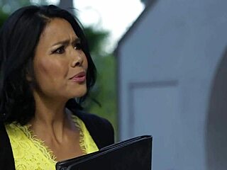 TS dominatrix Jessica Fox dominates Dana Vespoli in hardcore action