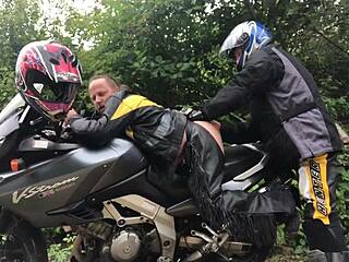 Biker gay fist mendapat BDSM anal ekstrem