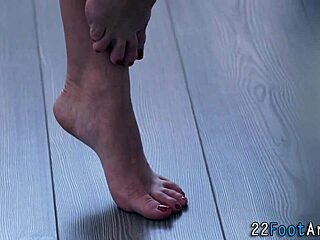 Belle blonde reçoit une branlette de pied avec une éjaculation faciale