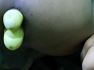 Escenas anales gay con un pepino en Myanmar