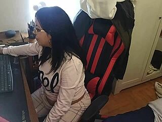 I suck the king's big cock while users watch on webcam