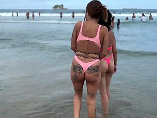 Latina bertato dan teman-temannya bersenang-senang di pantai