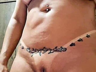 Milf leikkii dildolla pillussaan