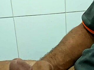 Diogo brasileiro masturbando sozinho com prazer intenso