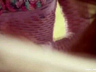 Novias lesbianas europeas juegan traviesas al aire libre en Bélgica