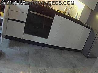 Esposa real trai com o vizinho na cozinha