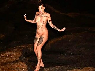 NOVINHA SQUIRTING ON THE BEACH!